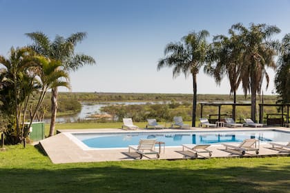 La pileta de Posada Hambaré, junto al río Corriente.