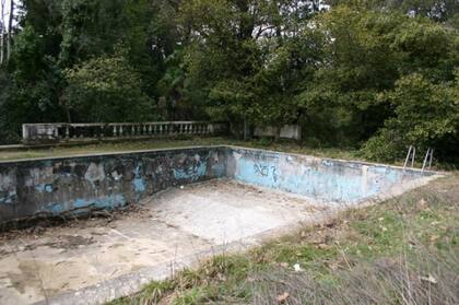 La pileta de Tatoi, donde solían pasar los veranos de su infancia Constantino II, último rey de Grecia, y su hermana Sofía, reina emérita de España.