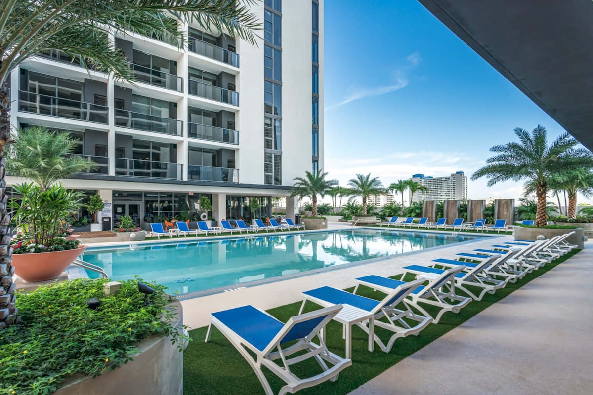 La pileta del complejo residencial, en Miami, queda a la vista de los internos de la cárcel, al otro lado de la calle