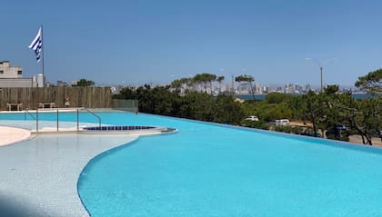 La pileta del Fendi Château Residences, en Punta del Este. Foto: El País Uruguay