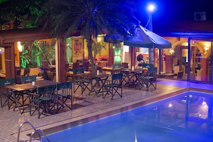 La pileta del hotel convive con las mesas del restaurante y el patio de comidas.