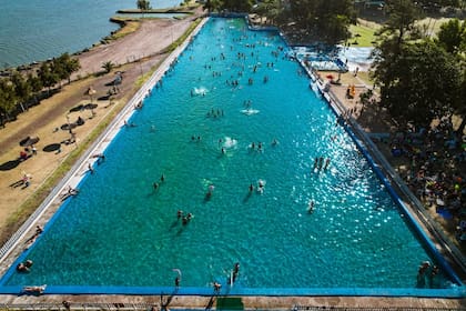 La pileta gigante mide 158 metros de largo y 50 de ancho (Foto: Instagram @turismoteodelina)