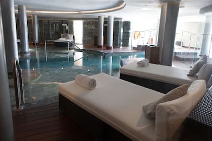 La pileta in-out del remozado hotel Sofitel Montevideo.