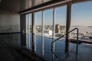 La pileta interior del hotel Puerto Norte tiene una vista gloriosa del río y el puerto.