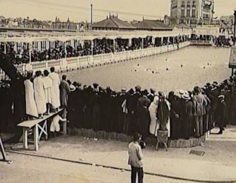 La Pileta Lavorante fue construida hacia 1918 sobre los subsuelos de antiguos galpones portuarios. Medía aproximadamente 20 metros de ancho por casi 100 de largo y se llenaba con agua de mar