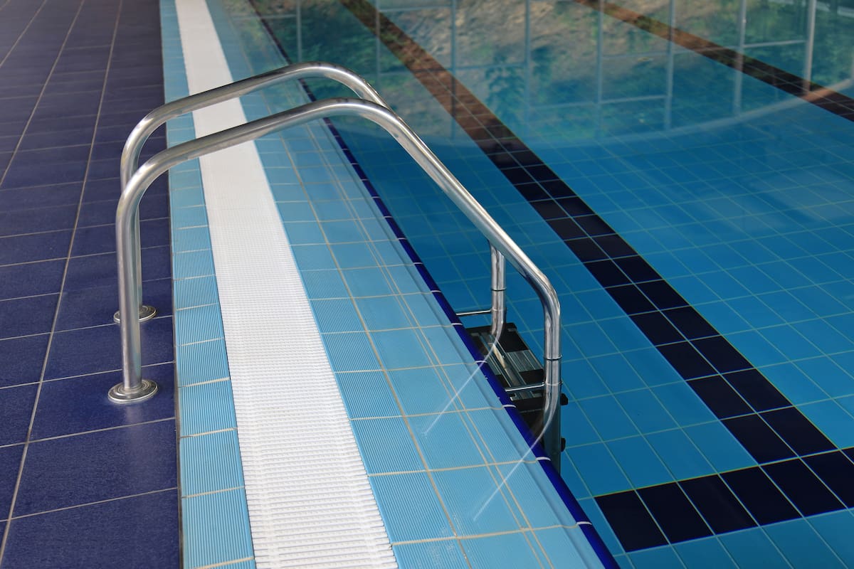 La pileta municipal de Exmouth, en Inglaterra, atempera su agua con el calor que libera un centro de cómputos que funciona en sus instalaciones, reduciendo costos de calefacción