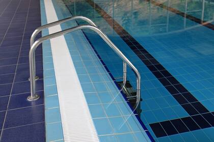 La pileta municipal de Exmouth, en Inglaterra, atempera su agua con el calor que libera un centro de cómputos que funciona en sus instalaciones, reduciendo costos de calefacción