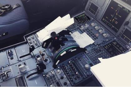 La piloto británica recibió el mensaje por un sistema de comunicación interno de la aerolínea y quedó consternada