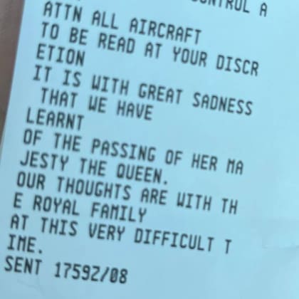 La piloto Katie recibió en su vuelo sobre Francia la triste noticia de la muerte de la reina de Inglaterra, Isabel II