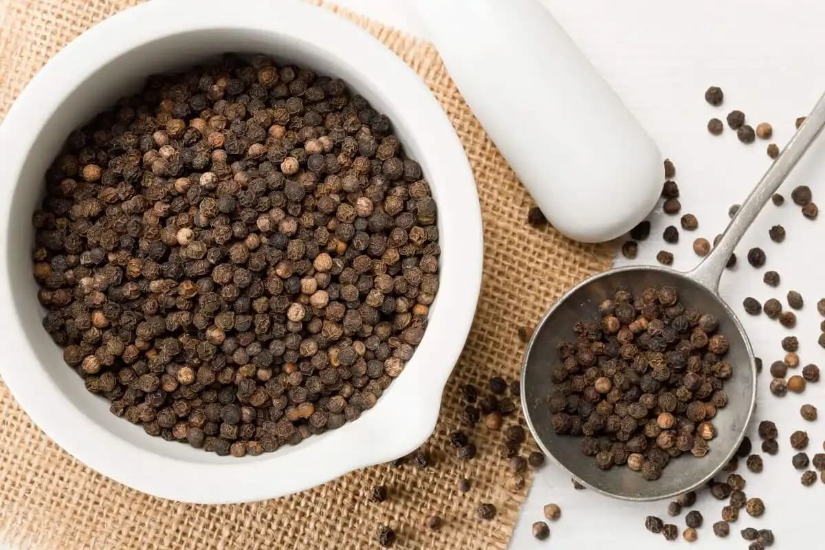 La pimienta cuenta con diversas propiedades curativas: antiinflamatorias, antibacterianas, antioxidantes y estimulantes