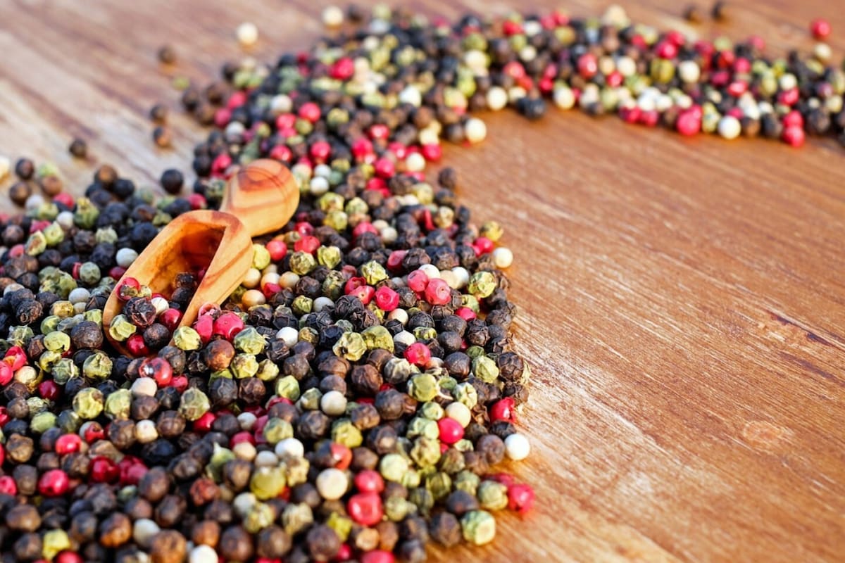La pimienta tiene propiedades expectorantes y antisépticas y contribuye a lograr una mejor digestión