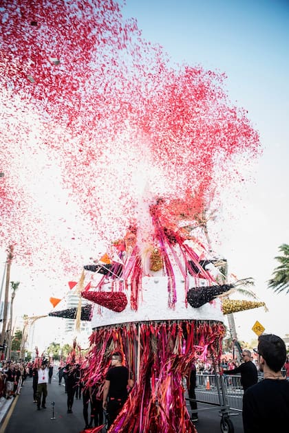 La piñata crada por Carlos Betancourt para Tide By Side