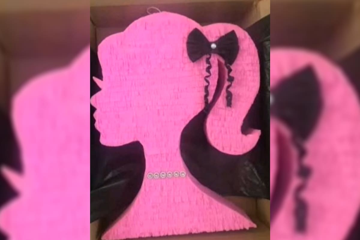 La piñata que había pedido por internet era una réplica del contorno de la cara de la muñeca Barbie