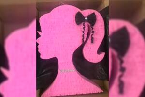 La piñata que había pedido por internet era una réplica del contorno de la cara de la muñeca Barbie