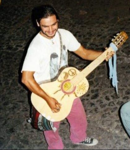 ¿La pinta es lo de menos? Alguien vio a Marcelo Azulay tocando la guitarra en un bus de Cancún y lo recomendó para un trabajo que le cambiaría la vida.