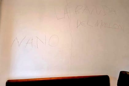 La pintada que dejaron en la casa del hermano de Julieta Makintach
