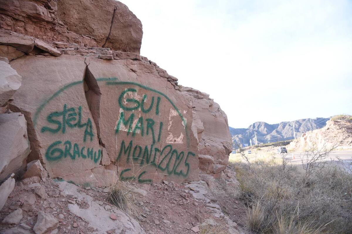 La pintada que dejaron en una roca del Dique Potrerillos un grupo de adultos mayores provenientes del conurbano bonaerense