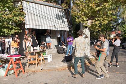La pintoresca esquina es set de eventos culturales, música en vivo, proyección de películas o lectura de poesía. Una esquina viva donde hacer vereda al sol, esperar un pedido y compartir una experiencia multicultural.
