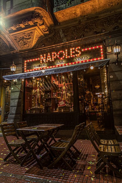 La pintoresca fachada de Nápoles sobre el boulevard Caseros