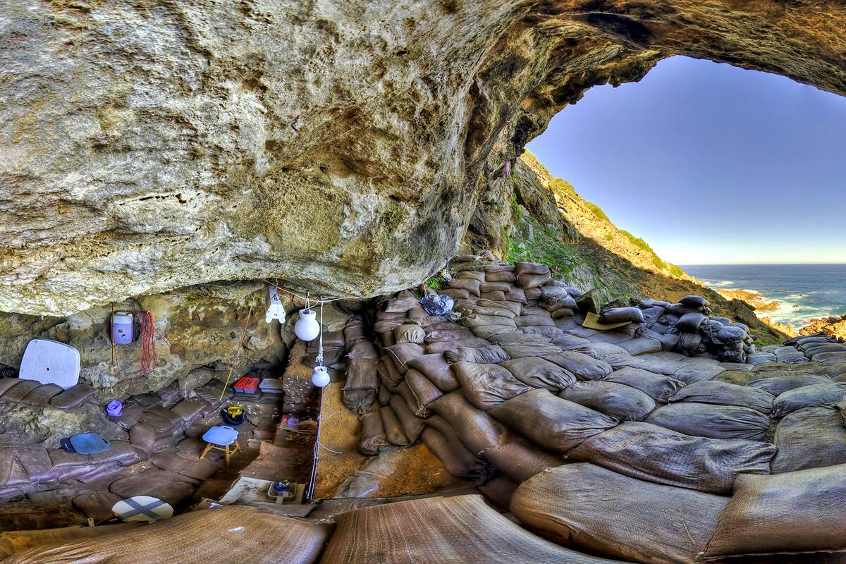 La pintura consiste básicamente de seis líneas rojas cruzadas por otras tres líneas ligeramente curveadas