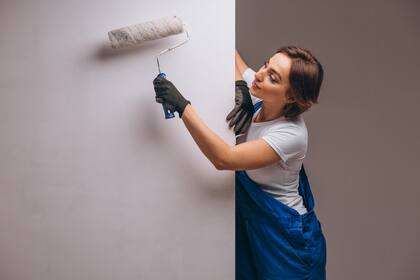 La pintura de paredes la puede hacer uno mismo cumpliendo con los requisitos necesarios, en cambio, la colocación de empapelados requiere de mucha prolijidad y profesinalismo