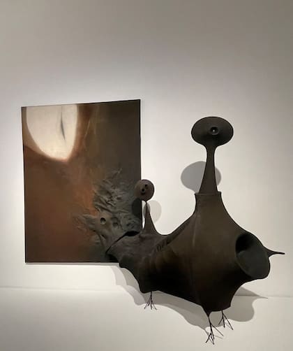 La pintura se integra con la escultura en "Integralismo", de la serie Bio-Cosmos-N°1": la obra de Emilio Renart de 1961 que expone el Museo de Arte Moderno en el primer piso