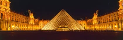 La pirámide central es el acceso principal de los visitantes del museo