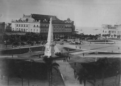 La Pirámide de 1856 en su ubicación original. En su interior, la original de 1811.