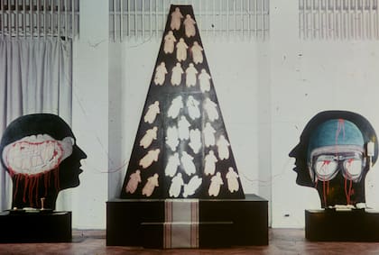 La pirámide de Saturno, exhibida en 1965 en el Premio Di Tella