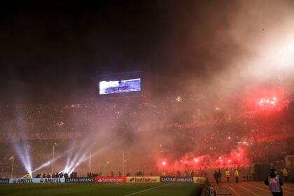 La pirotecnia y las bengalas de humo le causan un dolor de cabeza a River.