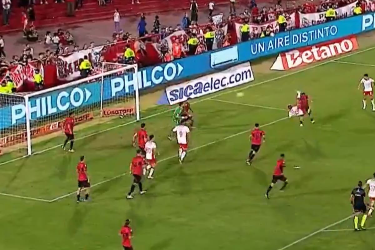 La pirueta de Eric La Perla Ramírez para anotar el gol del 1-0 de Huracán ante Platense que le permite seguir en la pelea por el título a una fecha del final