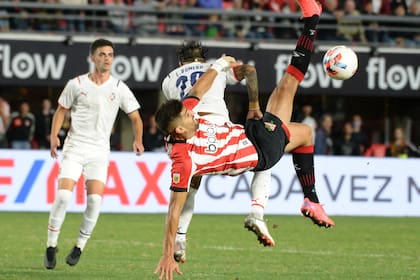 La pirueta de Leandro Díaz no prosperó en el área del Rojo
