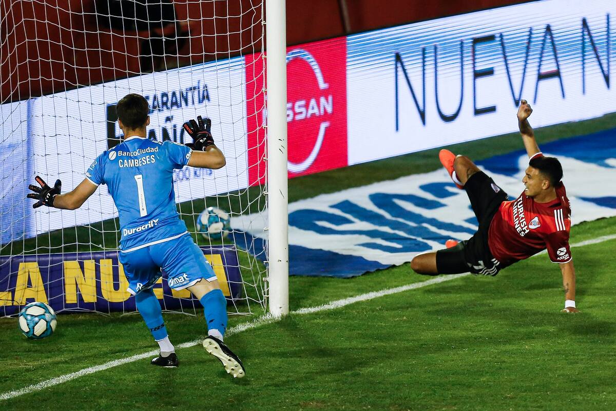 La pirueta de Matías Suárez para marcar el 1 a 0 frente a Huracán.