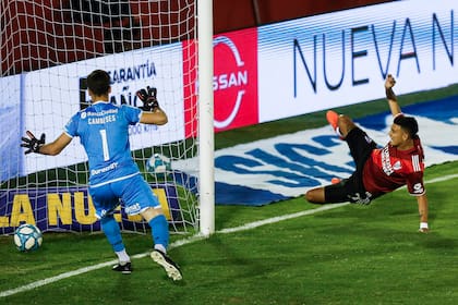 Matías Suárez convierte frente a Huracán, el mejor del fútbol argentino, según el periodista Diego Díaz