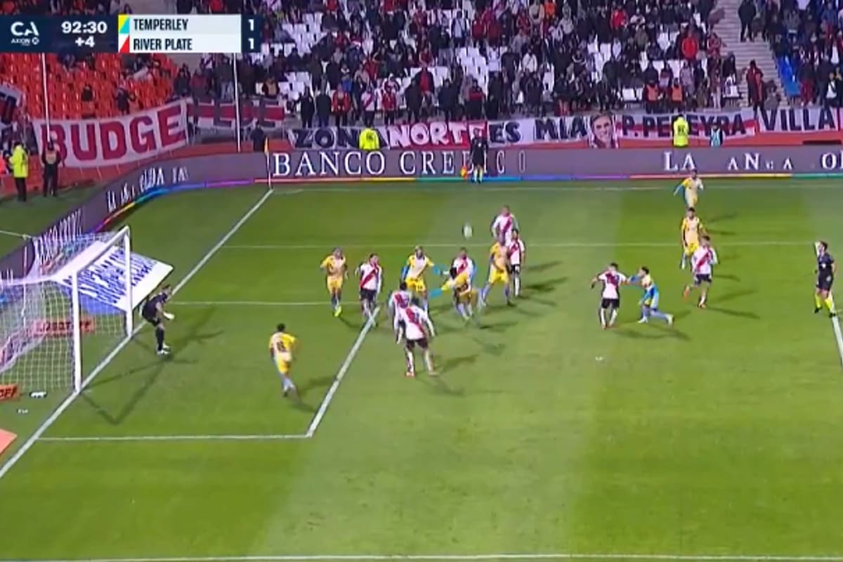 La pirueta en el aire de Fernando Martínez Sánchez en el descuento llevó el partido a los penales y ahí Temperley eliminó a River.