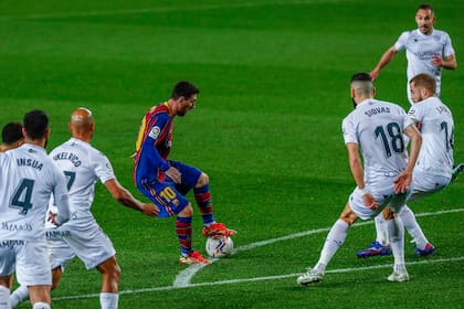 La pisada de zurda para hipnotizar cuatro rivales; Messi convirtió dos golazos en el 4-1 de Barcelona sobre Huesca