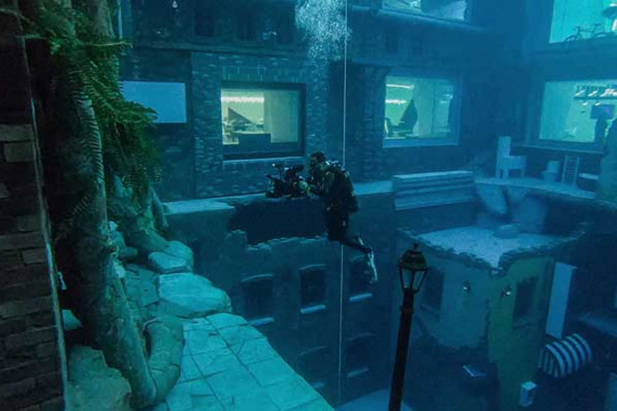 La piscina abrió al público el miércoles y "tiene por tema una ciudad hundida"