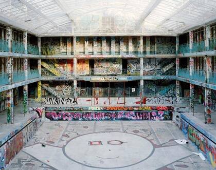 La piscina cubierta, sin agua y pintada con graffitis