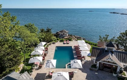 La piscina de agua salada está junto a un spa y un cenador