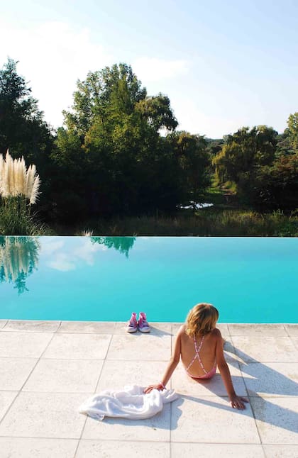 Descanso al sol junto a la piscina de La Lejanía.