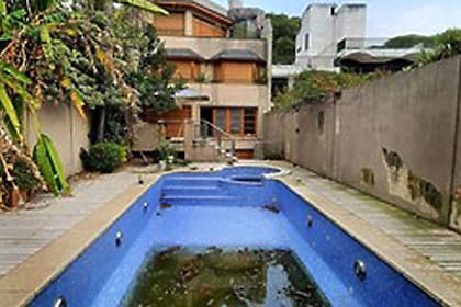 La piscina de la casona de Belgrano R donde vivió la familia del capo Carlos Salvatore