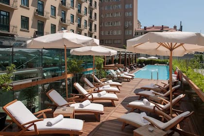 La piscina del hotel de lujo Macka Palace - Park Hyatt Istanbul