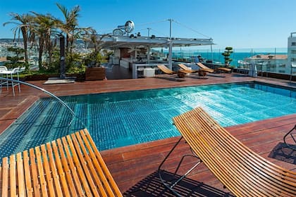La pileta está ubicada en la terraza rooftop del hotel, con vista al mar y servicio de bar