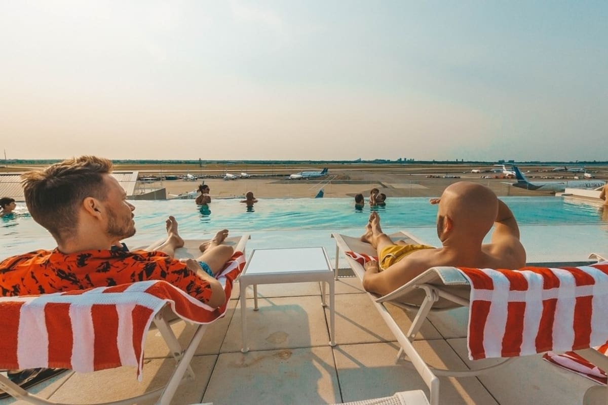 La piscina del Hotel TWA tiene vista a la pista de despegue y aterrizaje