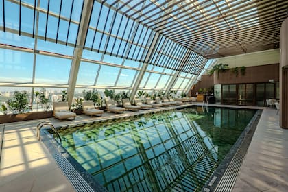 La piscina del Morumbi tiene una vista espectacular sobre el puente Estaiada.