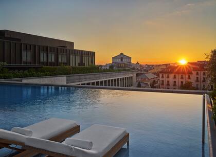 La piscina en la terraza del edificio permite contemplar el atardecer.