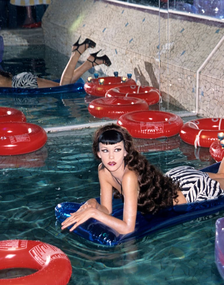 La piscina era uno de los principales escenarios de la desmesura en la disco de París; los habitués podían terminar la noche en el agua o reposando sobre las camas acuáticas