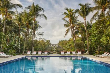 La piscina exterior y sus exuberantes jardines