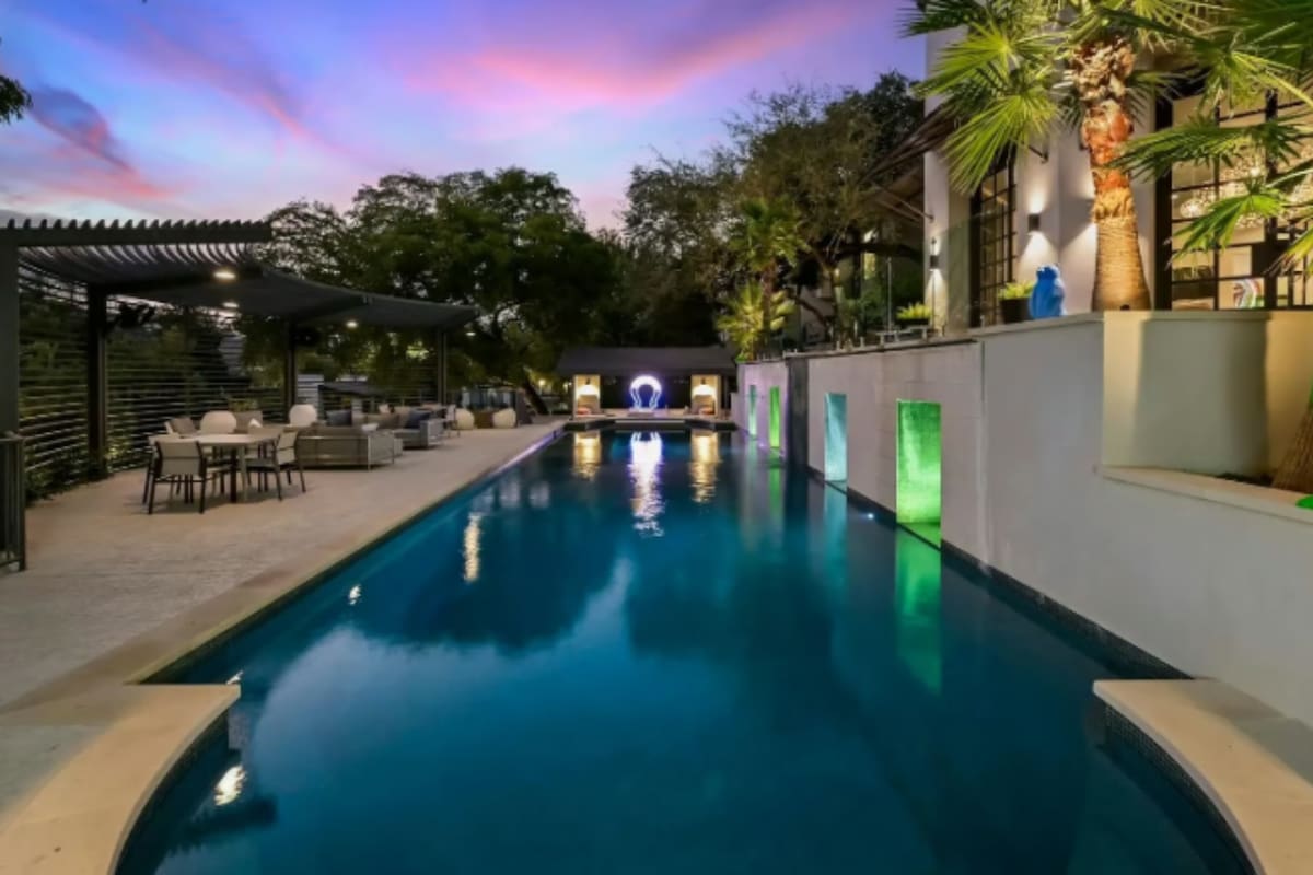 La piscina invita al potencial comprador a refrescarse en el verano