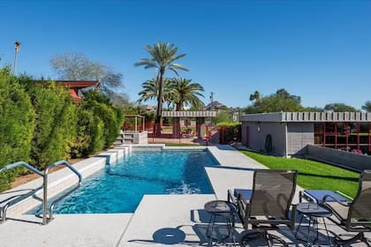La piscina privada al aire libre es perfecta para disfrutar del clima soleado de Arizona durante todo el año
